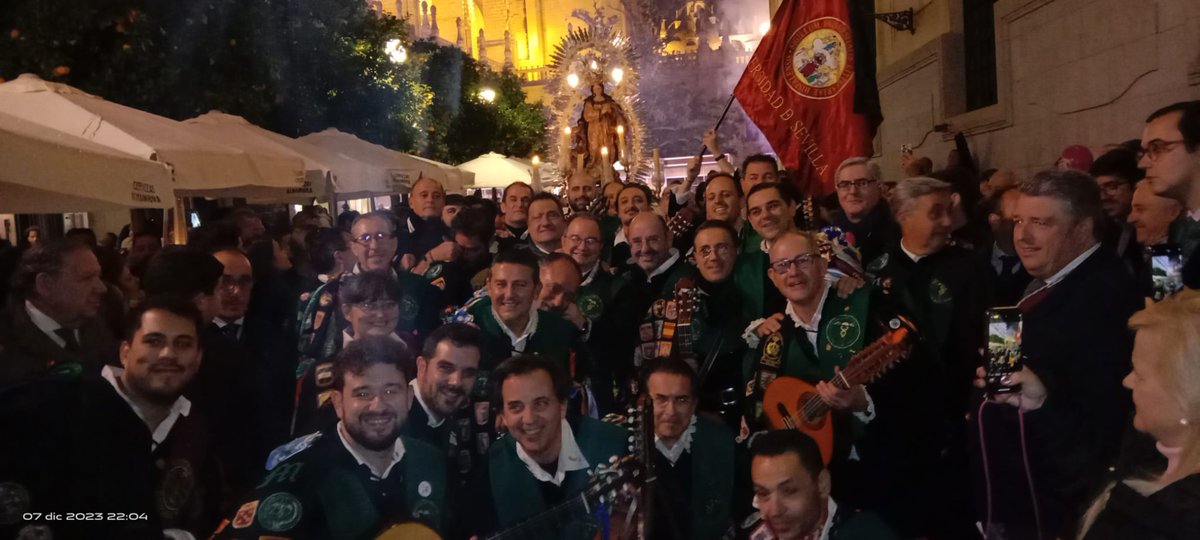 TunaTyFSevilla's tweet photo. La @TunaTyFSevilla con la @puraylimpia en su regreso al Postigo del Aceite tras la Vigilia de la Inmaculada de la @Archisevilla1
en la Catedral. 
CC @DelejuSevilla
#Inmaculada2023 #InmaculadaVerdemar
#TunaTurismoyFinanzas https://t.co/A9XC9zo44J