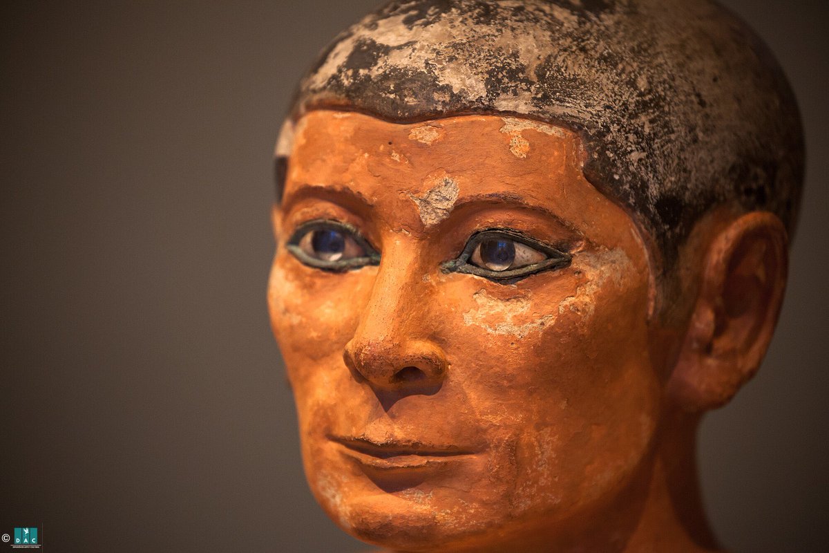 _DAC_oficial's tweet image. Se trata de un #escriba, se encuentra #sedente y porta un #papiro, y seguramente un #cálamo en su mano, hoy perdido. Destaca el #naturalismo de su #anatomía sin idealizar, que acentúa el realismo de sus ojos, realizado en roca de #vidrio, madera de #ébano y #cuarzo blando. 
#DAC