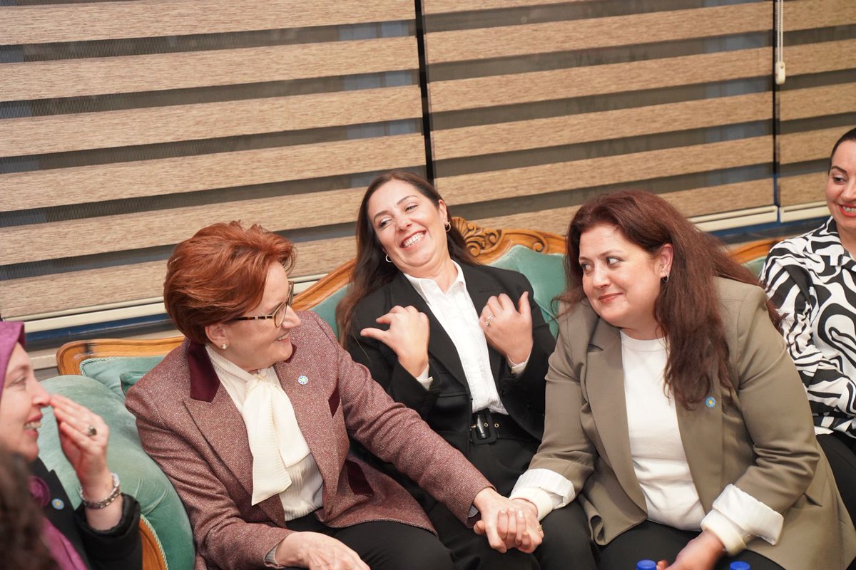 Emel_Emel_A's tweet photo. LİDERİM♥️🧿☀️
Dün hayal dahi edemeyeceğim bir mutluluk yaşattınız bana.Bendeki sevginizin tarifi yok.Kelimeler yetmeyecek galiba.Siz Varolun, ömrünüz uzun olsun ,bende hep sizin yanınızda olayım.Ellerimiz hep böyle bir olsun🙏☀️♥️ https://t.co/noC48q2Pdp