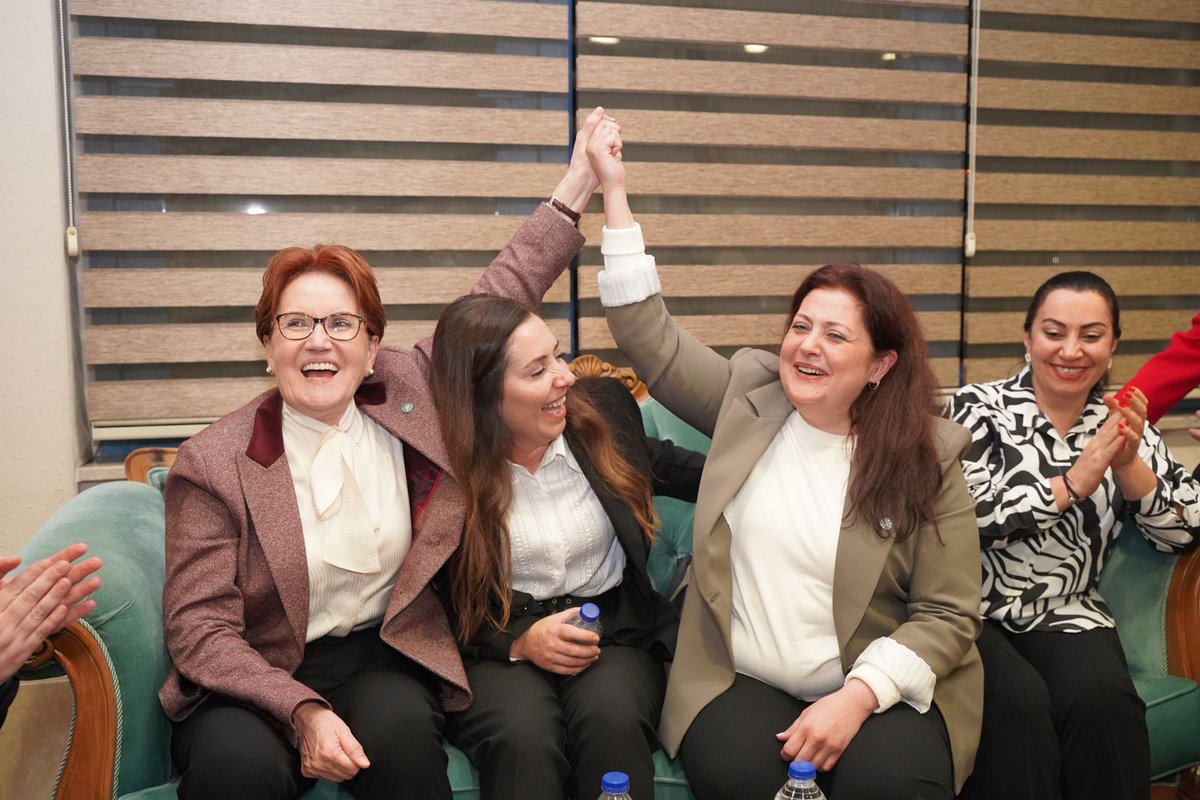 Emel_Emel_A's tweet photo. LİDERİM♥️🧿☀️
Dün hayal dahi edemeyeceğim bir mutluluk yaşattınız bana.Bendeki sevginizin tarifi yok.Kelimeler yetmeyecek galiba.Siz Varolun, ömrünüz uzun olsun ,bende hep sizin yanınızda olayım.Ellerimiz hep böyle bir olsun🙏☀️♥️ https://t.co/noC48q2Pdp