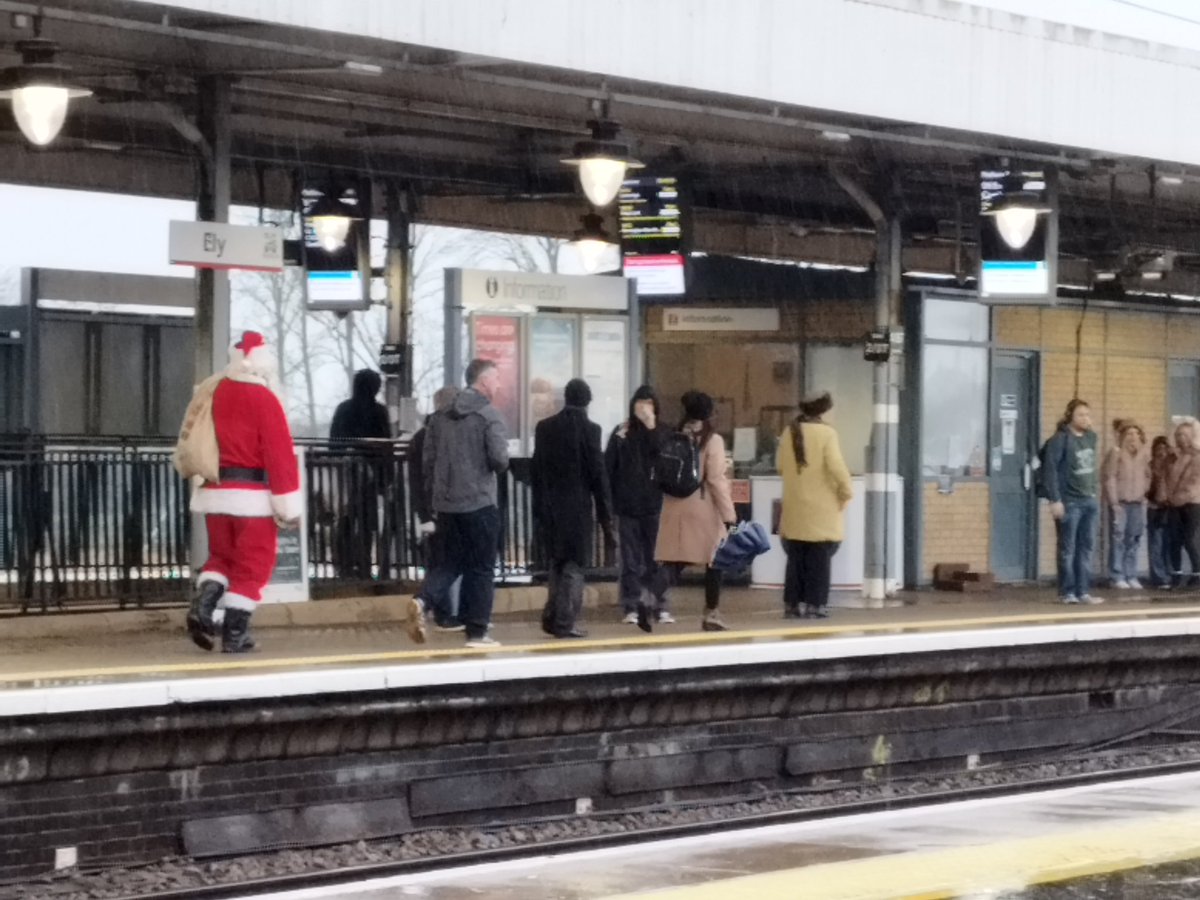 #Santa spotted at #Ely station. <a href="/SpottedInEly/">Spotted In Ely</a> @ElyIslandPie