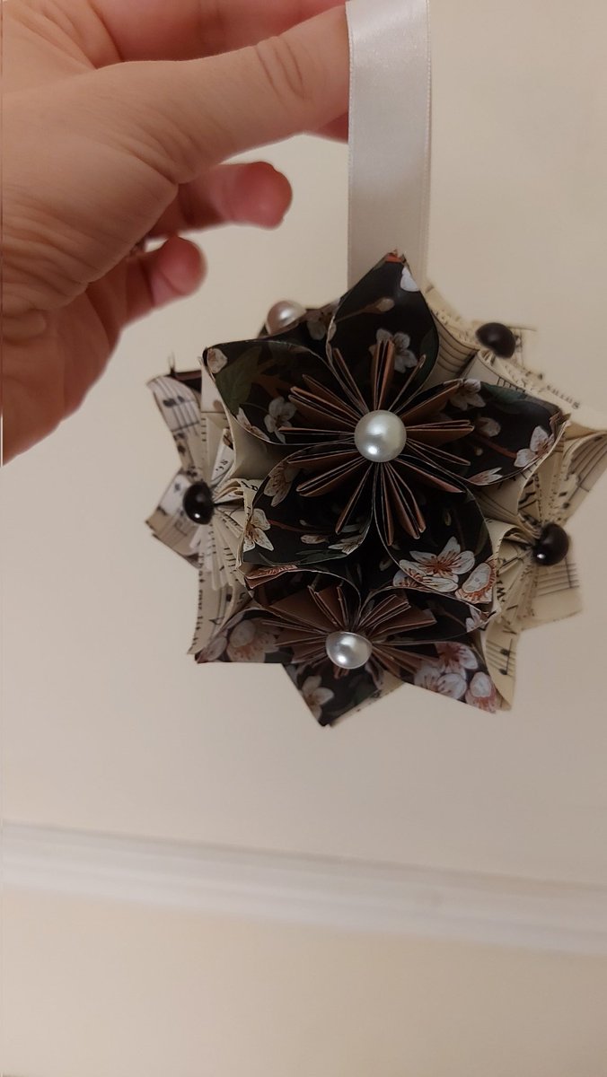 Check out my new Christmas listings on my #etsystore 🥰 Link below! 
etsy.com/uk/shop/Folded…
#handmadegift #handmadejewelry  #origami #etsyuk #gifts #UKGiftAM #Christmas #Christmas2023 #Christmasgifts