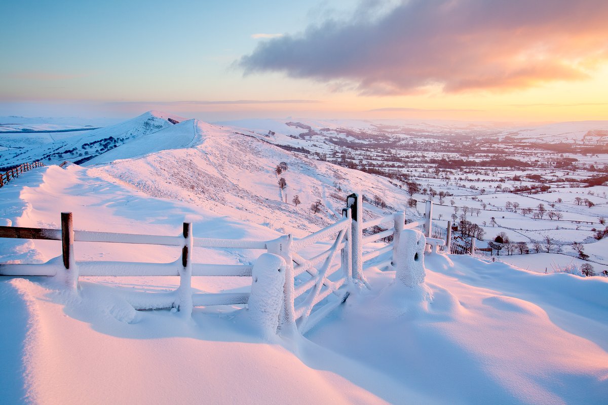 TheUKlandscape's tweet photo. Looking along the Great Ridge at first light in the Peak District. https://t.co/2rg3KB9Ic2