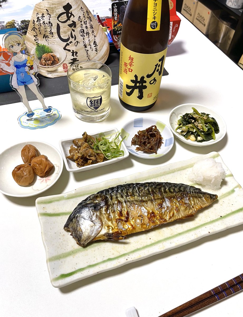 今夜は月の井酒造さんの「チヨニシキ本醸造 超辛口原酒」をロックで頂きますー!!お料理はかじまさんの「さばの干物」、吉田屋さんの「八代目」、大洗ホテルさんの「あさりのしぐれ煮」、お世話になっている方に頂いた「踊るちりめん」ですー!!大洗の味がいっぱいですー!!!