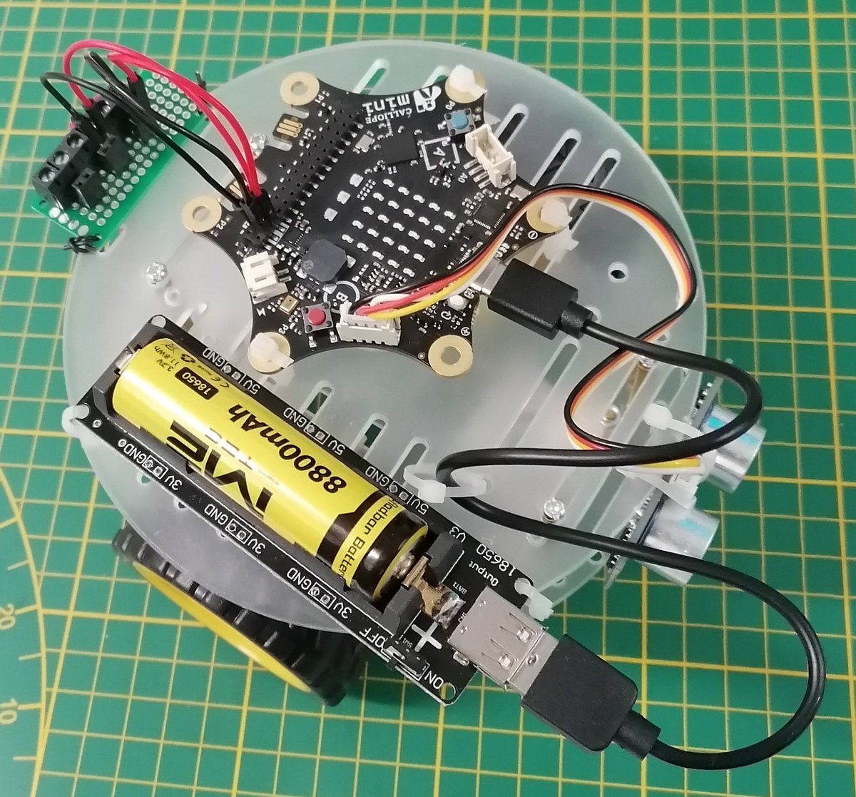 DraegerStefan's tweet photo. Der Calliope Mini 3 ist auch auch Ideal zum steuern von kleinen 2WD Chassis denn mit der integrierten H-Brücke kann dieser zwei DC Motoren steuern und mit einem zusätzlichen Sensor kann man auch noch auf Objekte reagieren.
#calliope #calliopemini3 #microcontroller #draegerit https://t.co/UhJlO6Hapb