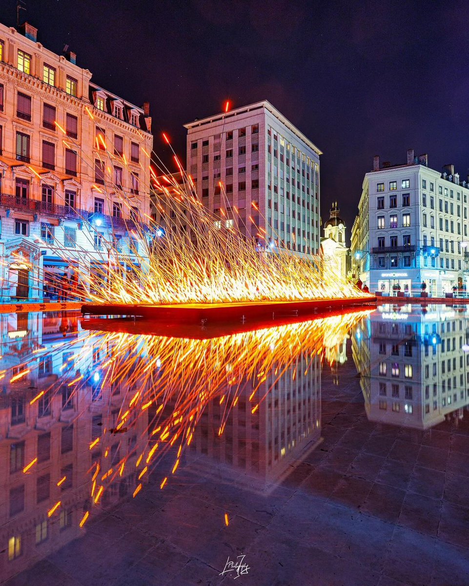 GossipRoomOff's tweet photo. Fête des Lumières, Lyon 2023 🇫🇷🎆

📸: li.cityscape (IG) https://t.co/vPKnNarrnJ