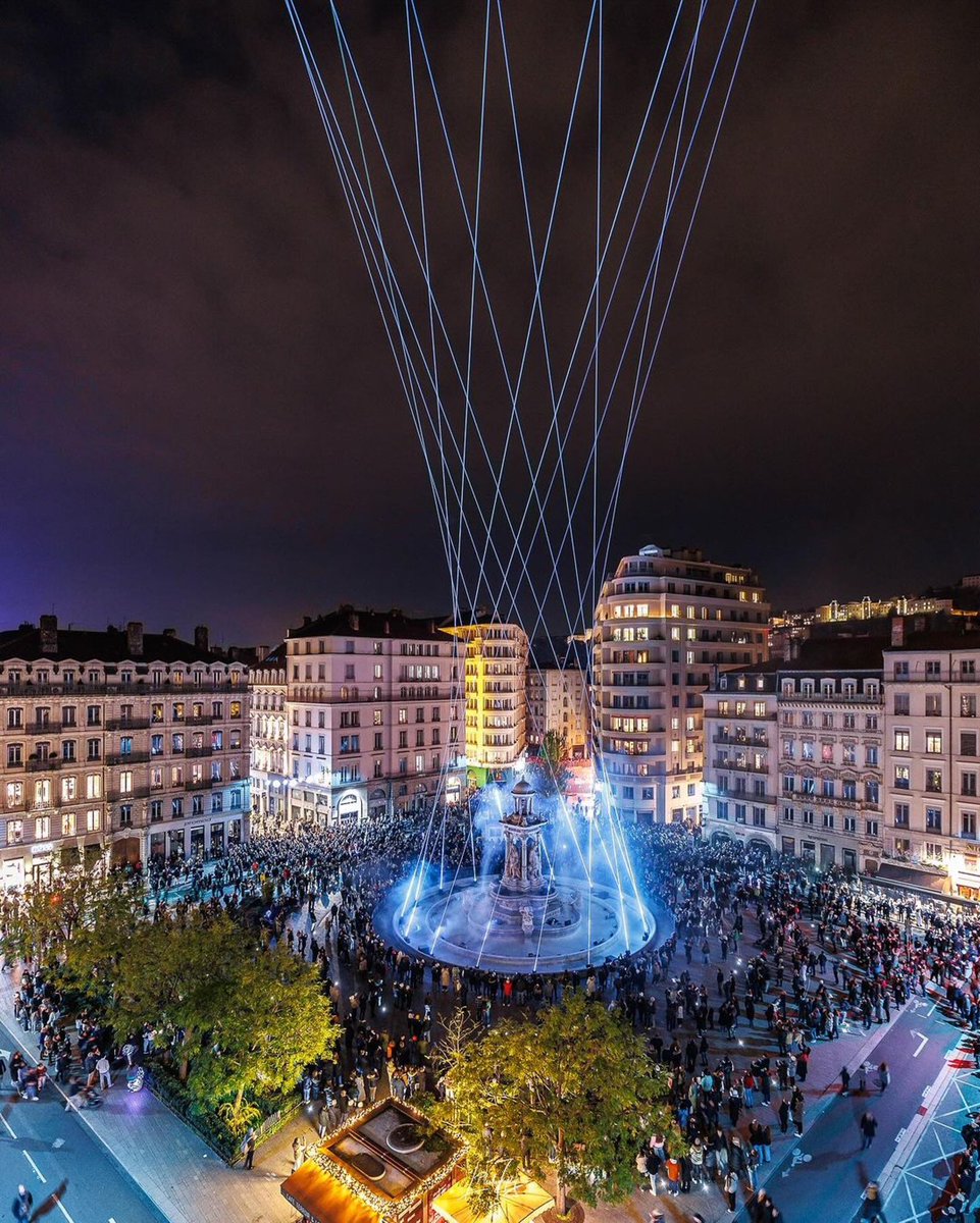 GossipRoomOff's tweet photo. Fête des Lumières, Lyon 2023 🇫🇷🎆

📸: li.cityscape (IG) https://t.co/vPKnNarrnJ