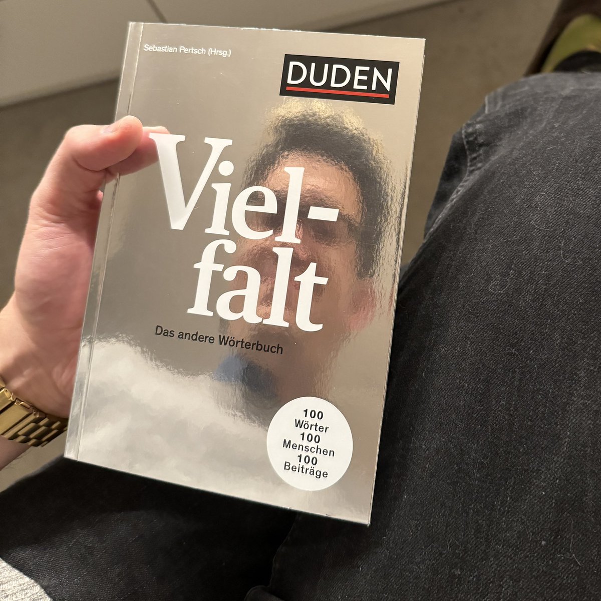 Am 11.12. ist es offiziell soweit, dann ist VIELFALT im Handel: 100 Menschen, 100 Beiträge, 100 Wörter. Ich hab auch was geschrieben, zu Gebärdensprachen. In manchen Buchläden könnt ihr schon heute drin blättern

Bestellen: genialokal.de/Produkt/Vielfa… 

#VielfaltDuden