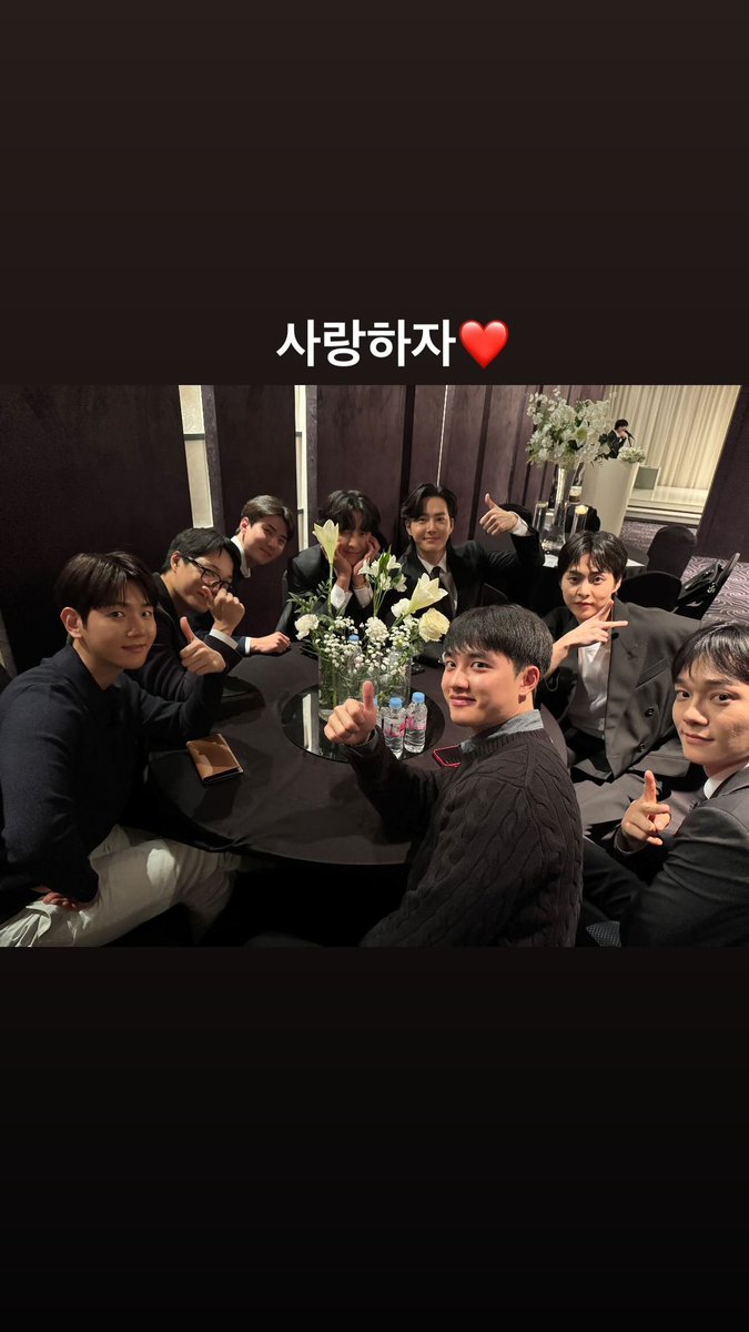 EXOGlobal's tweet photo. [OFFICIAL] 231209 #BAEKHYUN Instagram Story Update with #EXO 

“Let’s love ❤️”

#EXO #엑소 @weareoneEXO @B_hundred_Hyun @companysoosoo_ https://t.co/2VKn6Ppyjs