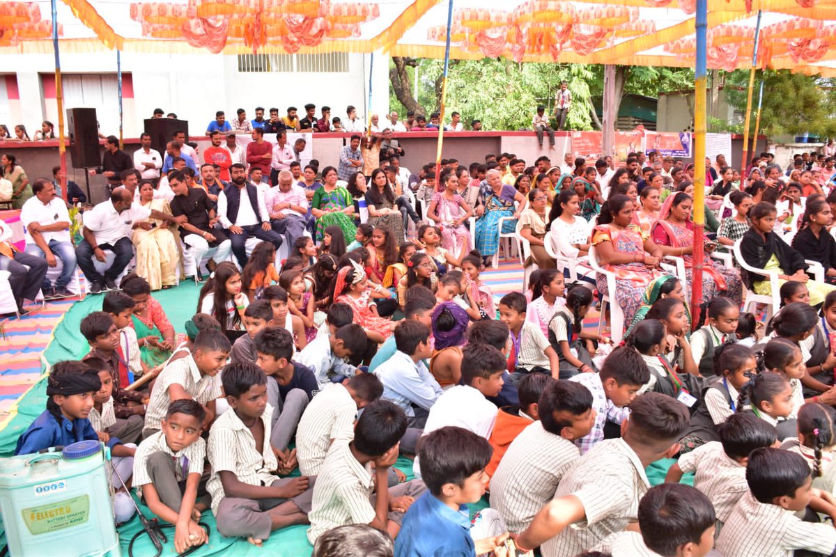 આજરોજ #vikshitbharatsankalpyatra અન્વયે વાઘોડિયા તાલુકાના ખેડા કરમશિયા ગામે યોજાયલ કાર્યક્રમમાં બહોળી સંખ્યામાં લોકોએ ભાગ લીધો, વિવિઘ યોજના હેઠળ લાભો આપવામાં આવ્યા તથા યોજનાકીય માહીતી આપવામાં આવી. <a href="/Info_Vadodara/">Info Vadodara GoG</a> <a href="/GujPRHDept/">Panchayat, Rural Housing & Rural Dev. Department</a> <a href="/GujDCoffice/">Guj DCoffice</a> <a href="/monakhandhar/">Mona Khandhar IAS</a> <a href="/VBSY_Gujarat/">Viksit Bharat Sankalp Yatra</a> <a href="/CMOGuj/">CMO Gujarat</a>