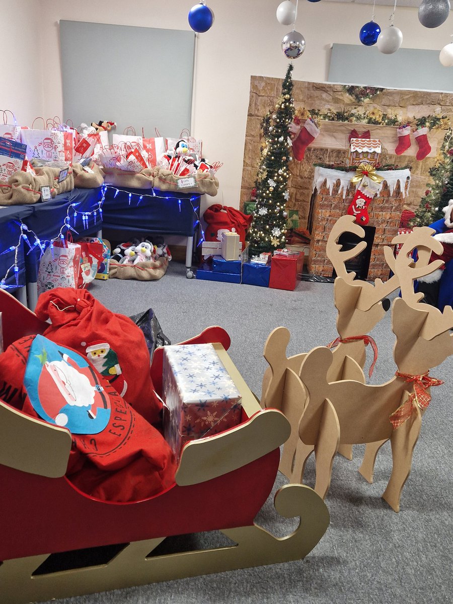 As usual <a href="/HoughtonRegisTC/">Houghton Regis Town Council</a> you have excelled again at putting on your community events.  Santa's  Grotto was #amazing. Loved the faces on the children when they saw #Santa and got their present
#SantaClaus #CommunityEngagement <a href="/TheSLP1/">The SLP</a> First Aid  Supporting another of your events