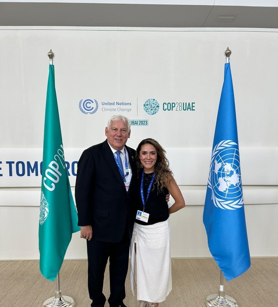 Un placer coincidir en la <a href="/COP28_UAE/">COP28 UAE</a> con el Secretario <a href="/vmva1950/">Víctor Villalobos Arámbula</a> de #SADER quien es un convencido de las acciones urgentes de #CambioClimático en el #campo #Mexicano. <a href="/HeiferMexico/">Heifer México</a> #Mexico #Sostenibilidad