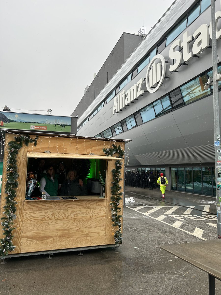 skrapid's tweet photo. Der Punschstand der „Wächter St. Hanappi“ hat bereits geöffnet - um 12:30 Uhr kommt Aleksa #Pejic vorbei und steht für Fotos und Autogramme zur Verfügung!
#skrapid #SCR2023 https://t.co/tN4YmilLE8
