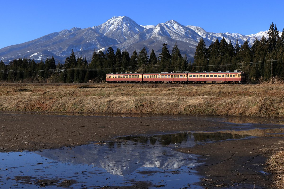 2023.12.9
12月はなかなか晴れない日本海側ですが、激山の妙高山と大型の立山ヘッドマークを堪能させて頂きました😀