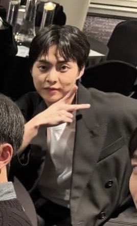 시우민 n년간 결혼식 갈때는 쭉 같은 셋업 입더니 발렌시아가광공 되고나서부터는 이 코디로 가는건가봐ㅋㅌㅌㅋㅋㅋㅋ