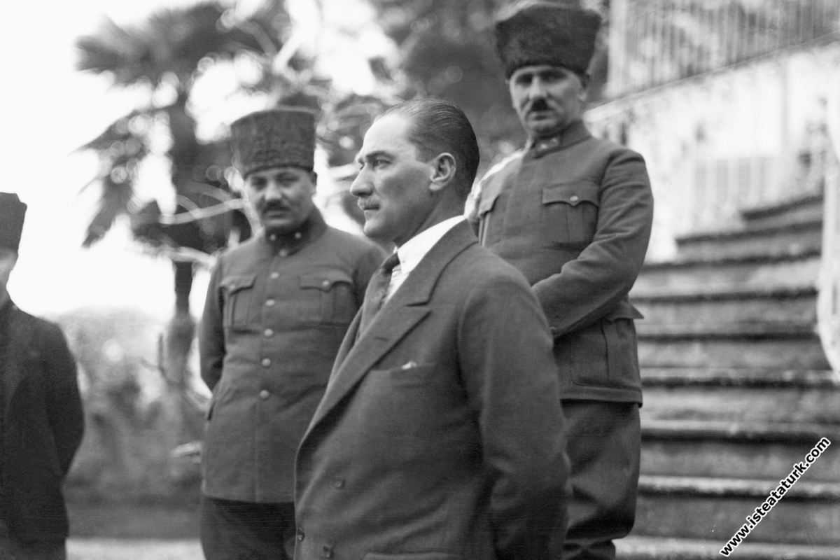 Başkomutan Mustafa Kemal, Uşakizade Köşkü'nün önünde, İzmir.

30 Ocak 1923