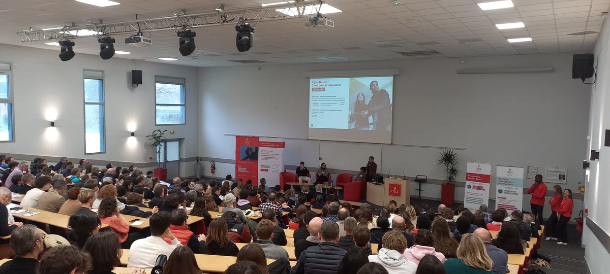 Journée Portes Ouvertes sur le campus de l'<a href="/ESSCA_Ecole/">ESSCA</a> à #Angers, c'est parti ! Beaucoup de monde dès l'ouverture à 10h ! Actuellement, conférence sur le Programme Grande École ! <a href="/EsscaAngers/">ESSCA Campus d'Angers</a>