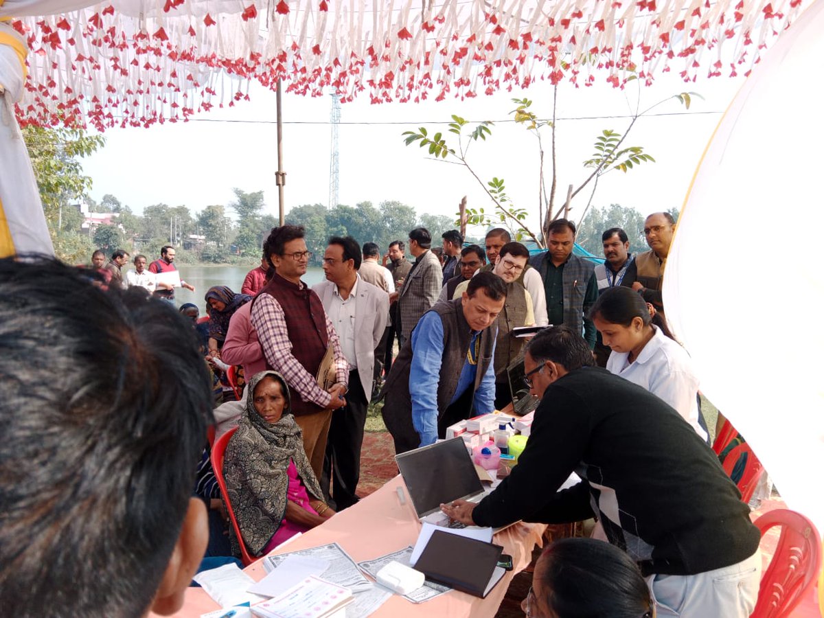 Principal Secretary Health @Sen2Partha  observed the #AyushmanHealthMela at #HWC Kharbaliya & #PMSMA at CHC Sidhauli District Sitatapur & reviewed the services providing by Health Workers. He also monitored the status of the #e₹UPI vouchers issued to #pregnantwomen  for easily