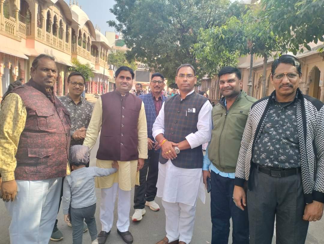 आज करौली निवासी श्री दिनेश सर्राफ जी की शादी की 22वीं वर्षगांठ के अवसर पर जयपुर स्थित खोले के हनुमान जी मंदिर पर आयोजित सवामणी कार्यक्रम में शामिल होकर मंदिर में दर्शन किए और प्रदेश में खुशहाली व समृद्धि की कामना कर प्रसादी ग्रहण की।