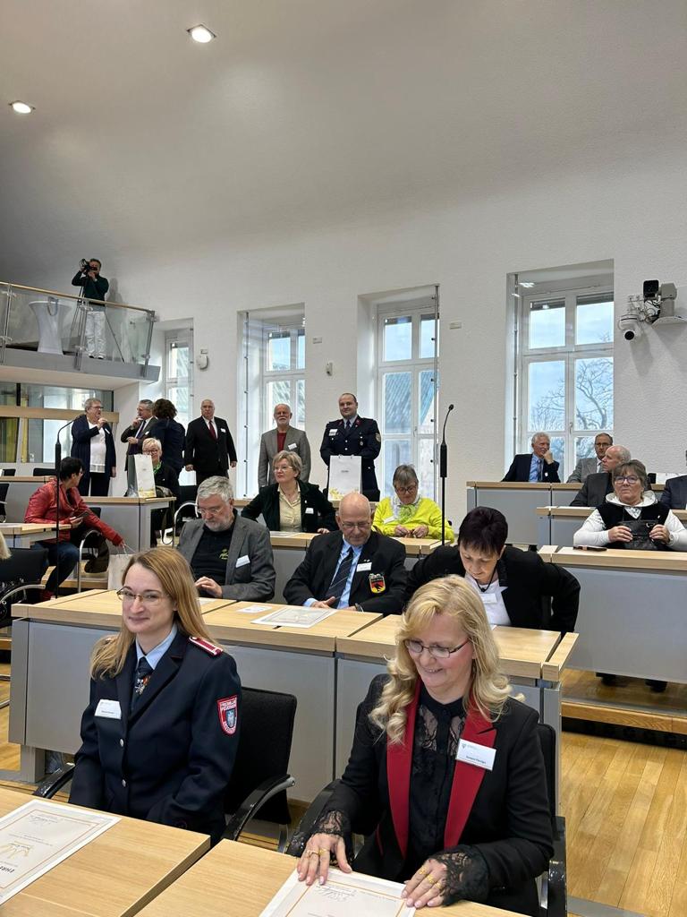 Die Stühle der Abgeordneten sind heute mit einer geballten Ladung #Ehrenamt besetzt! Die Parlamentarier:innen nehmen auf den Tribünen Platz! Der Landtag von #SachsenAnhalt verleiht einen #Ehrenamt|spreis an zwei Held:innen des Alltags! #TagdesEhrenamts