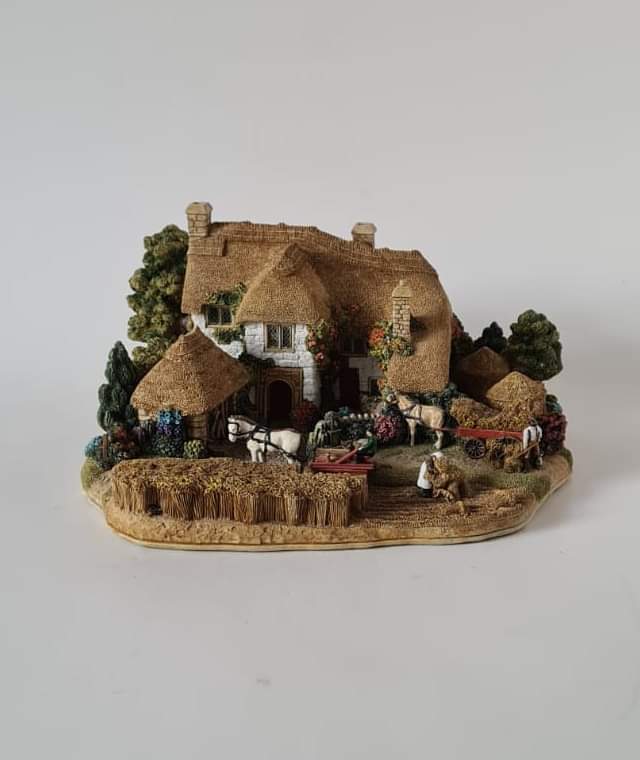 Collectable Curios' item of the day... Lilliput Lane Boxed with Deeds ‘Golden Harvest’ Figure. Don't forget to use Voucher Code BF15%Off! collectablecurios.co.uk/product/lillip… #LilliputLane #GoldenHarvest #VoucherCode #Discount #BlackFriday #ChristmasSale #StGeorgesMarketBelfast