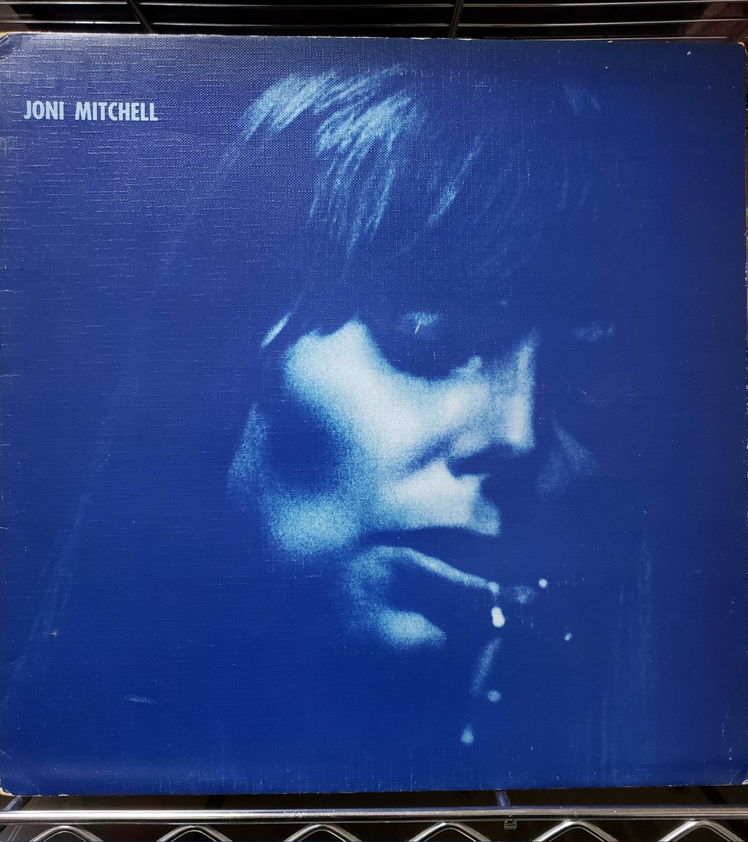 sexyedamurajap1's tweet photo. #JONIMITCHELL『#BLUE』【UK PRESS REPRISE RECORDS K 44128】(1971年)
#ジョニ・ミッチェル の4thアルバム。
『#MYOLDMAN』『#CALIFORNIA』『#THISFLIGHTTONIGHT』『#ACASEOFYOU』等を収録。
最高傑作と評されることも多い、彼女の名盤。
宇都宮市の #beatboom! にて入手のUK ORG MAT 1/1 LP。 https://t.co/llyrU3VuGZ