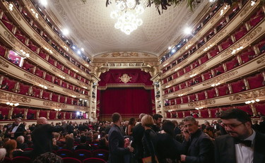 's tweet image. #VivalItaliaAntifascista "Trovo un po' inquietante che io sia stato identificato"  ha detto  Marco Vizzardelli, che ieri ha urlato dal loggione 'Viva l'Italia antifascista' alla Scala poi identificato dalla #Digos - c'è un rischio fascismo secondo voi? itenovas.com/in-sardegna/84…