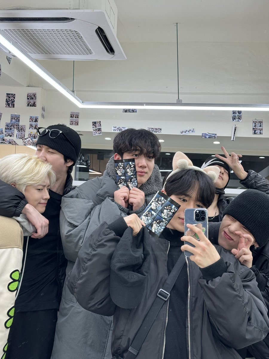 WEi__Member's tweet photo. [#준서] We are WEi💙💜 https://t.co/e8y09HhZbD
