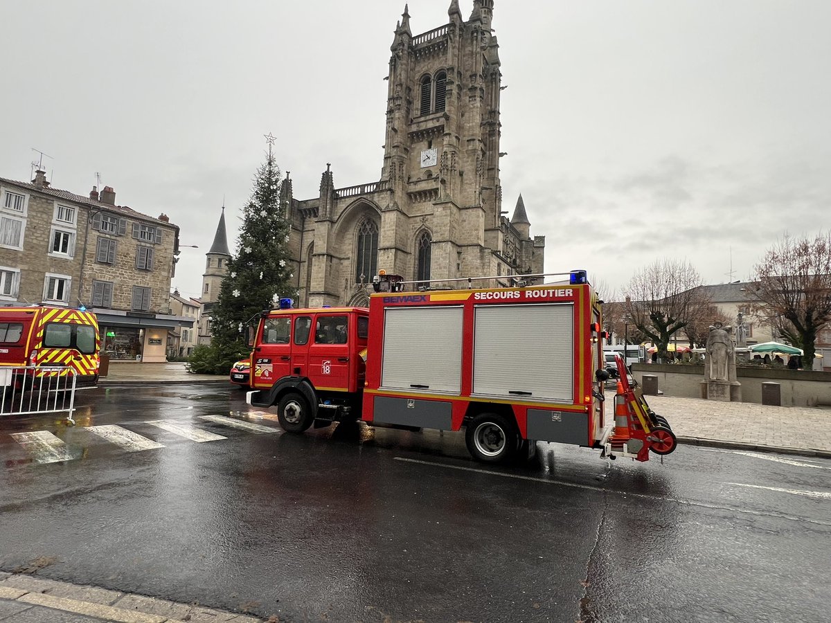 michel_sauvade's tweet photo. Sainte Barbe dans le canton @ambert2021 : Ambert et @MarsacenLivrado aujourd’hui. Hommage à tous les sapeurs-pompiers volontaires et professionnels du @SDIS63 https://t.co/yQz7QONTXb