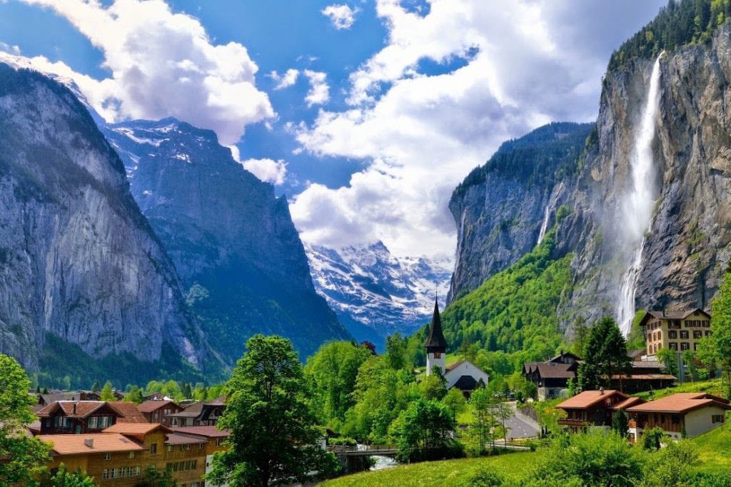 Fawaz2world's tweet photo. 🇨🇭 ناوي تسافر سويسرا احفظ التغريدة هذي عندك مليانة تفاصيل تساعدك على الإستفادة الكاملة من رحلتك إلى سويسرا اللي تملك طبيعة متفردة لامثيل لها وموقع إستراتيجي قريب لكل الوجهات التالية

🇩🇪 المانيا شمالا
🇫🇷 فرنسا غربا
🇮🇹 ايطاليا جنوبا
🇦🇹 النمسا شرقا

✈️ فيها مطارين ممكن تنزل على جنيف وزيورخ وممكن تنزل بعد في ميلان بحكم قربها من الحدود السويسريه ميزة سويسرا قرب المسافات اللي راح تكون عامل مساعد لزيارة الكثير من وجهاتها السياحية في اقصر مدة ممكنة

✅ لانزلت في مطار جنيف قدرت تزور 
🇫🇷 آنسي فرنسا
🇫🇷 شامونى فرنسا
🇩🇪 فرايبورغ ألمانيا
🇫🇷 كولمار فرنسا
🇩🇪 اليورب بارك ألمانيا

✅ لانزلت في مطار زيورخ قدرت تزور
🇱🇮 دولة ليختنشتاين
🇨🇭 لوسيرن وضواحيها
🇩🇪 شتوتغارت ألمانيا
🇩🇪 قارمش ألمانيا
🇦🇹 انسبروك النمسا

عاد الحين نبي ندخل في العميق واذكر لكم بعض من أهم وأجمل قرى #سويسرا 🇨🇭 اللي أنصح الجميع بزيارتها بشرط تعطي كل قرية حقها من الوقت لاتمرها مرور الكرام لانك بتظلم روحك أولاً وتظلم القرية

❄️ طبعا في البداية لازم تكون #انترلاكن في المرتبة الأولى الوجهة الأجمل في #سويسرا تقع مابين بحيرتي برينز وثون تكلمت عنها كثير في حسابي ولازلت أشوفها أجمل وجهة في العالم لمن يبحث عن الهدوء وجمال الطبيعة

❄️ لونغيرن | Lungern 
ممكن أكثر قرية شفتها في الصور لكل من زار #سويسرا تبعد عن انترلاكن ٣٢ كم وتعتبر خيار جيد كنقطة إنطلاق لكثير من المزارات السياحية المجاورة اذا كنت مستعجل ولاقدرت تسكن فيها لايفوتك تشوفها عن طريق المطل الأكثر شهرة

❄️ غريندلوالد | Grindelwald
تبعد 20 كم عن انترلاكن تشتهر بكثرة الشاليهات وتنوعها بالإضافة إلى المناظر البانورامية الساحرة اذا قررت تسكن فيها حاول تحجز بدري دايم مزحومة وخيارات السكن الممتازة نادر توفرها

❄️ وادي لوتيربينن | Lauterbrunnen
يبعد ١٣ كم عن انترلاكن يعتبر من أجمل وأشهر الأودية في العالم لادخلت الوادي تحتار تطالع يمينك أو شمالك من جمال المنظر تقدر تزوره بشكل يومي لاسكنت انترلاكن

❄️ بونيغن | Bönigen
تبعد 4 كم عن انترلاكن على حافة بحيرة برينز اشتهرت الفترة الأخيرة بتواجد الجيت بوت الاحمر اللي ماينمل منه أبداً تقدر تجربه وتحجز لك مقعد عن طريق موقعهم على الرابط بالأسفل

❄️ سبيز | Spiez 
تبعد ٢٠ كم عن انترلاكن مطلة على بحيرة ثون تملك واجهة مائية بانورامية عظيمة تطل عليها مزارع العنب في الجبال المحيطه بها

❄️ آنجلبيرغ | Engelberg 
مكان جميل لمن يريد قضاء بعض من الوقت للهدوء والإسترخاء والراحة التامة تشتهر بوجود قمة تتلس Titlis أحد أهم القمم الثلجية في #سويسرا 🇨🇭

☑️ باقي كثير قرى ومدن ساحرة لو أجلس أتكلم عنها ماقضيت أهمها لوقانو زيرمات دافوس غشتاد ون قن آروسا سانت مورتيز مونترو لوسيرن وكثير من القرى الريفية الصغيرة الجميلة اللي بتشوفها على طريقك مابين الوجهات