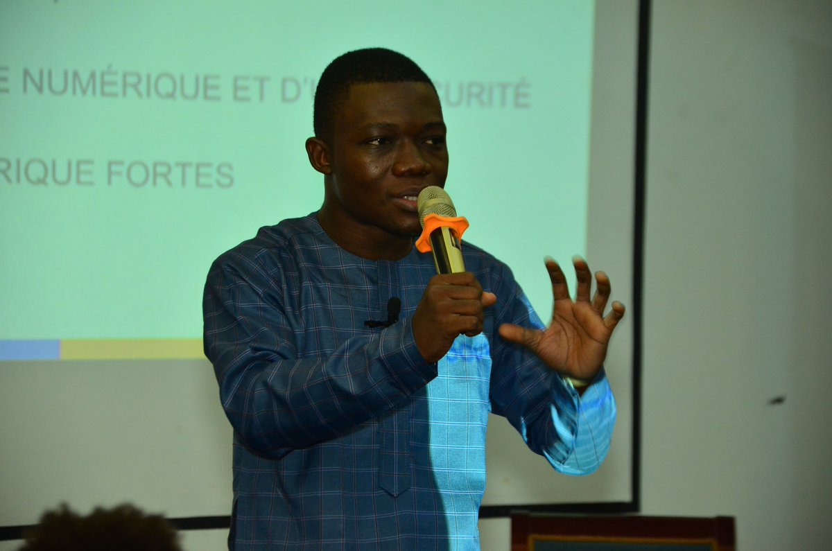 Le thème : Éduquer, Innover, Protéger: Et si le peuple devenait la véritable Clé de voûte de la souveraineté numérique au Bénin a été animé par Akintola ADJIBAO

#BDF2023