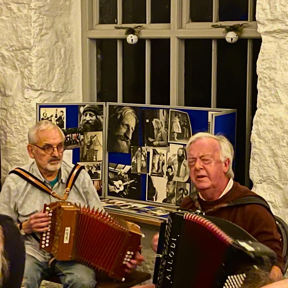 sarahmcquaid's tweet photo. Such a joy to be part of last night’s lovely tribute to #JohnTheFish (#JohnLangford) at #BotallackCountHouse @TinCoastNT @CountCafe — here are photos of splendid performances by #MicMcCreadie who organised the event, #BarrieJarvis &amp; #MikeSmith, #VivRobertson, #DesHannigan, -> https://t.co/3ABqy6QY05
