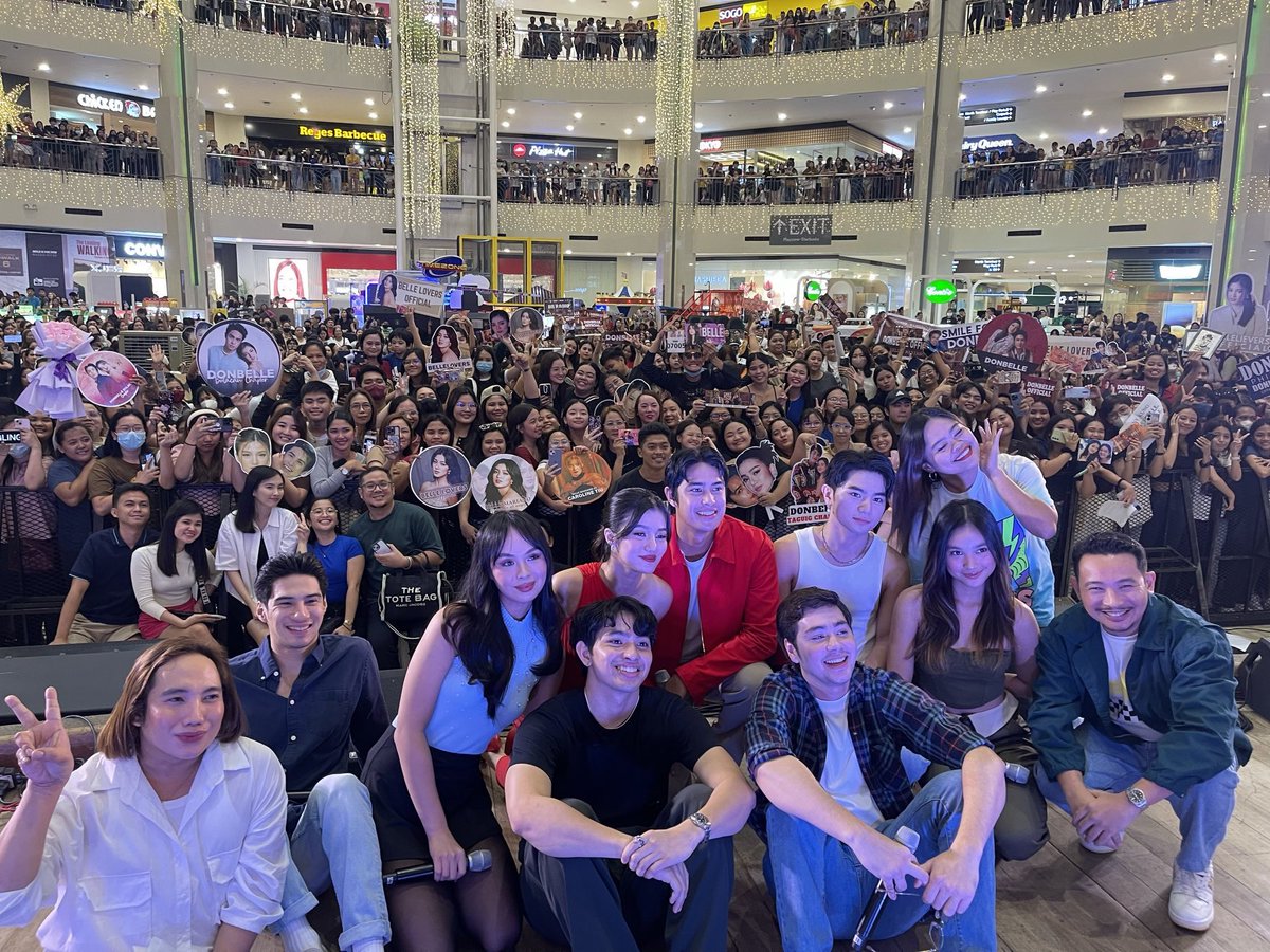 #CantBuyMeLove’s cast with the crowd! ♥️ 

We can’t wait to see what events unfold during the next few episodes! Catch the newest series on Netflix and emerge yourselves in a thrilling drama! 💯

#FunInTheFinds #iLoveMarketMarket