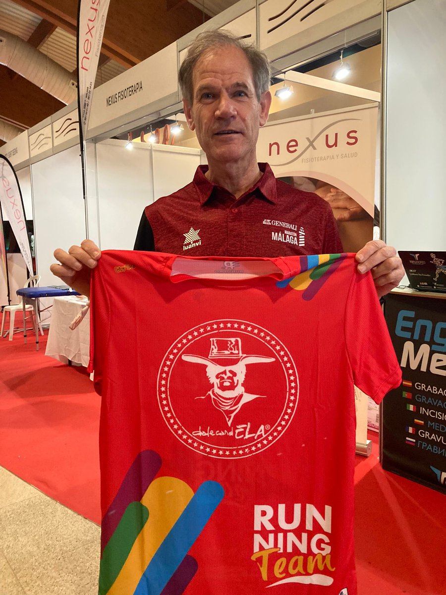 Vaya visita de lujo hemos recibido en la Feria del Corredor de @maratonmalaga. Si quieres hacer como @AbelAntonRuning, pasa por nuestro stand y llévate una de nuestras camisetas de @CSRunningTeam. Todo lo recaudado irá para nuestros amigos de @dalecandela. ¡Te esperamos! 👏🏻