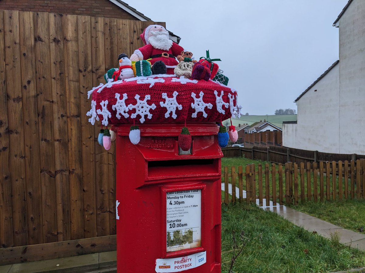 Quick change and much clacking of needles after last month's topper for this very festive one.  A cheery sight against grey skies from Warton WI, thank you! #PostboxSaturday @WarwickshireWI