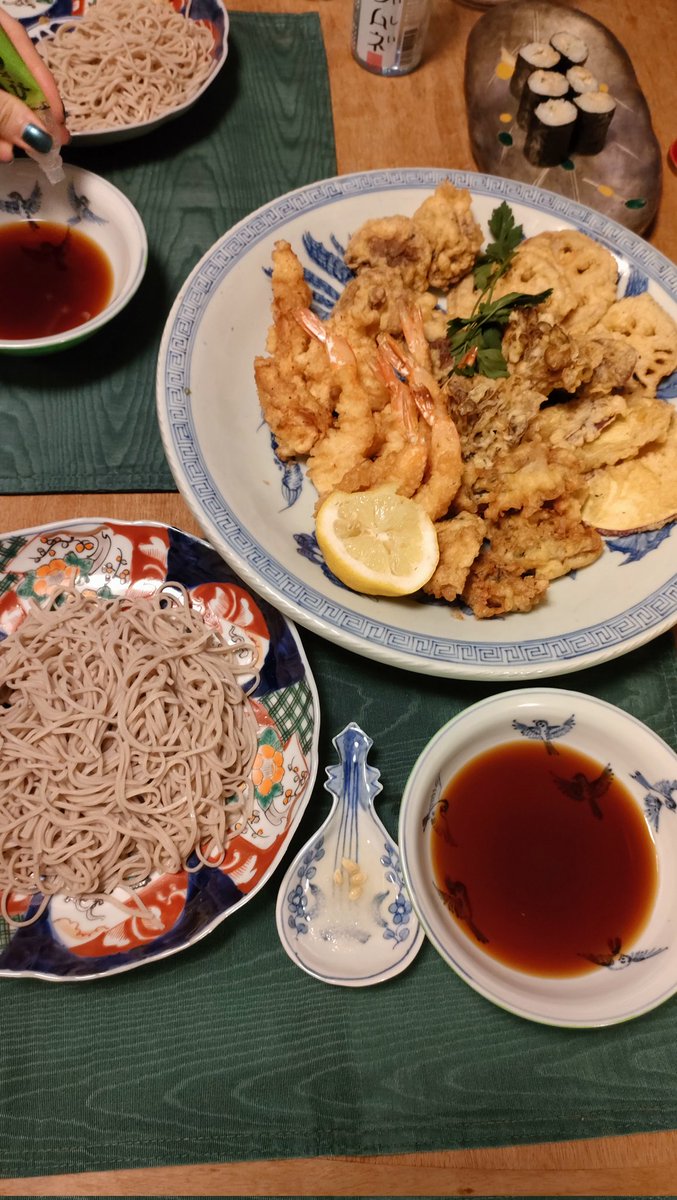 ToravisTORA's tweet photo. 今日はごはんは天ぷら🍚🥢
蓮根 舞茸 椎茸 さつま芋 🍄🐔
海老 牡蠣 🍤🦪
さっぱりレモン塩で🍋
天ぷらのお供はやっぱり蕎麦

寒暖差が激しい週末
皆様、体温調節を気をつけて
うがい手洗いお忘れなく🙏 https://t.co/QJBpqqJ5Dc