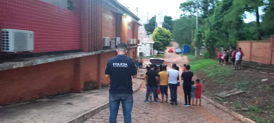 elnacionalpy's tweet photo. TERRIBLE FEMINICIDIO | 🇵🇾😔

🔹Noelia Larrea Garcete (21), fue asesinada por su expareja, Nelson Barrios Martínez (37), cuando el hombre llegó a la casa de la joven y  le pidió revisar su celular.

🔹Ella se negó y por eso terminó matándola de 4 tiros.

🔹El hecho ocurrió en Santa Rosa del Aguaray, San Pedro.

#ElNacional