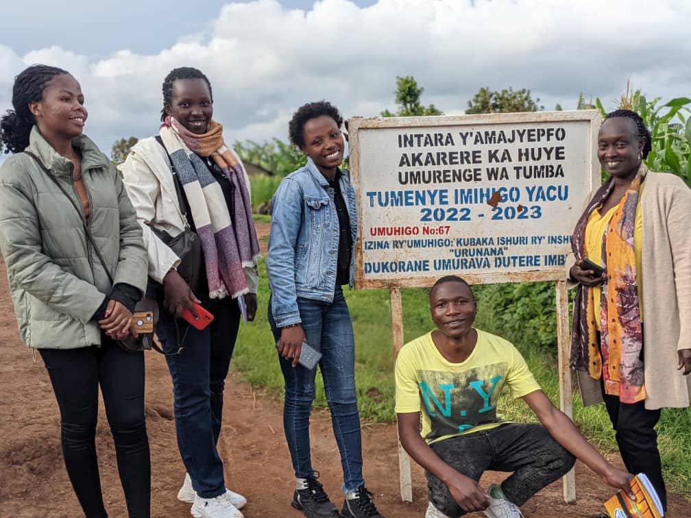 HealthForCommu1's tweet image. mubukangurambaga bw&apos;iminsi 16 yo kurwanya iryo hohoterwa.yabereye mu kigo cy&apos;amashuri abanza E.P Urunana,Cyarwa Tumba,Huye Aho baganirije Abana n&apos;abarimu Ku Nsanganyamatsiko igira iti&quot;Dufatanye dukumire ihohoterwa rishingiye Ku gutsina&quot;.@HuyeDistrict @AMI_Ubuntu