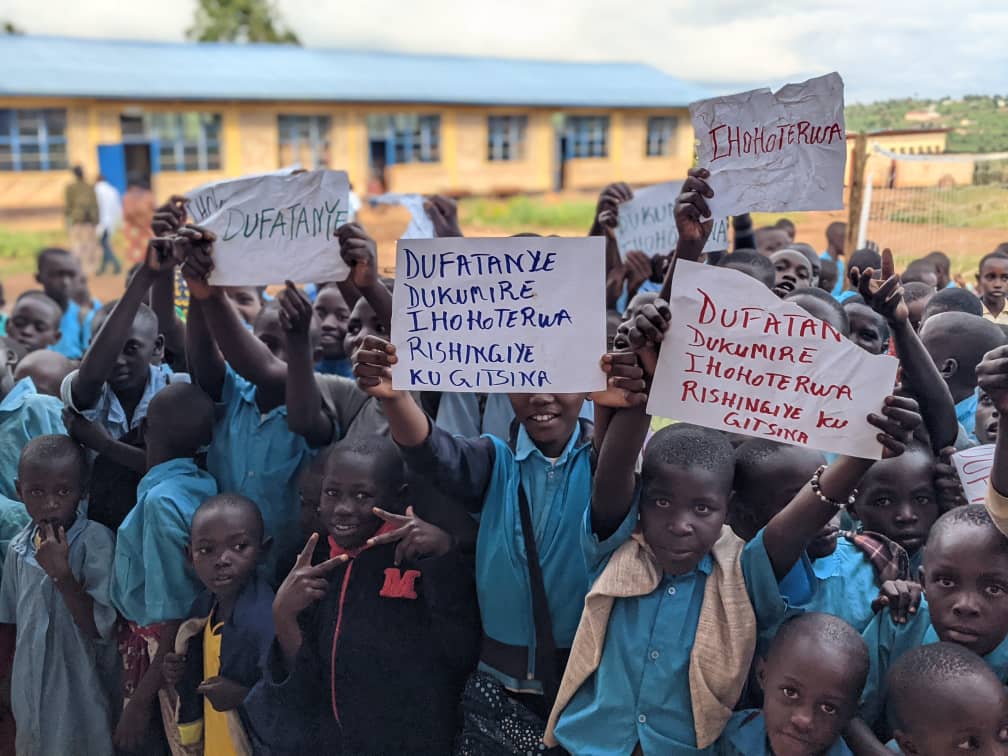 HealthForCommu1's tweet image. mubukangurambaga bw&apos;iminsi 16 yo kurwanya iryo hohoterwa.yabereye mu kigo cy&apos;amashuri abanza E.P Urunana,Cyarwa Tumba,Huye Aho baganirije Abana n&apos;abarimu Ku Nsanganyamatsiko igira iti&quot;Dufatanye dukumire ihohoterwa rishingiye Ku gutsina&quot;.@HuyeDistrict @AMI_Ubuntu