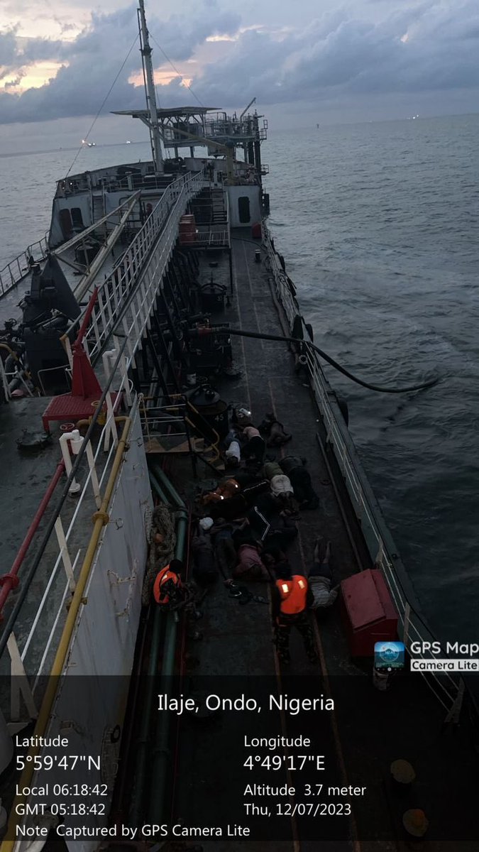toluogunlesi's tweet image. These are @NigerianNavy photos of a 77-meter-long Motor Tanker it arrested on Thur Dec 7, 2023. 17 persons aboard (all Nigerians). 

Ship was found double-plugged into a well-head at an oilfield in Ilaje LGA of Ondo State, 7 nautical miles off the Nigerian coast. 

Vessel…
