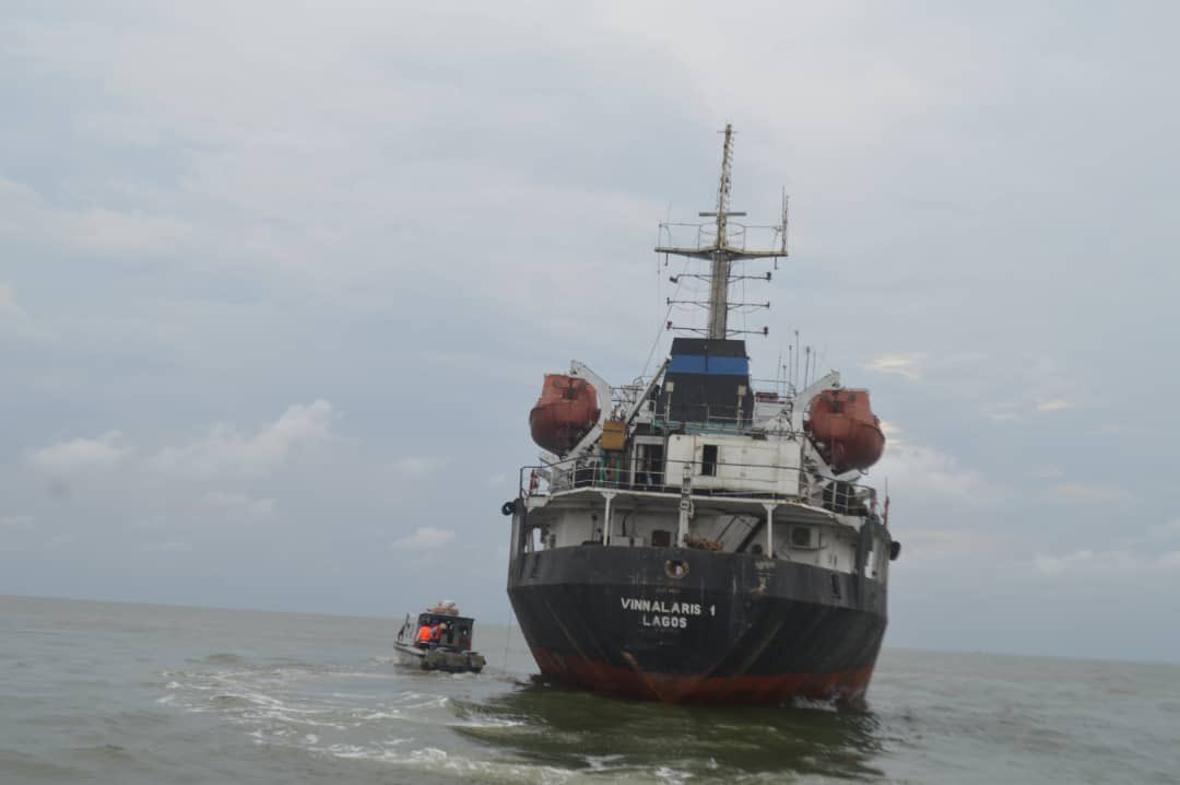 toluogunlesi's tweet image. These are @NigerianNavy photos of a 77-meter-long Motor Tanker it arrested on Thur Dec 7, 2023. 17 persons aboard (all Nigerians). 

Ship was found double-plugged into a well-head at an oilfield in Ilaje LGA of Ondo State, 7 nautical miles off the Nigerian coast. 

Vessel…