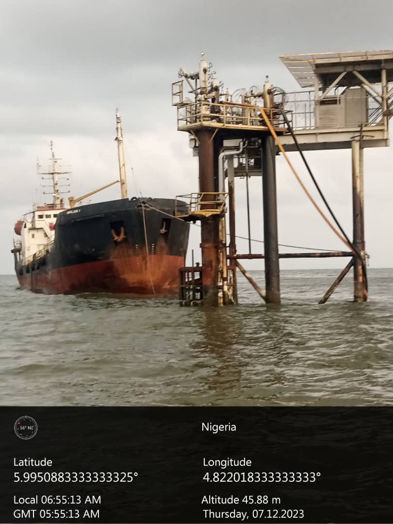 toluogunlesi's tweet image. These are @NigerianNavy photos of a 77-meter-long Motor Tanker it arrested on Thur Dec 7, 2023. 17 persons aboard (all Nigerians). 

Ship was found double-plugged into a well-head at an oilfield in Ilaje LGA of Ondo State, 7 nautical miles off the Nigerian coast. 

Vessel…