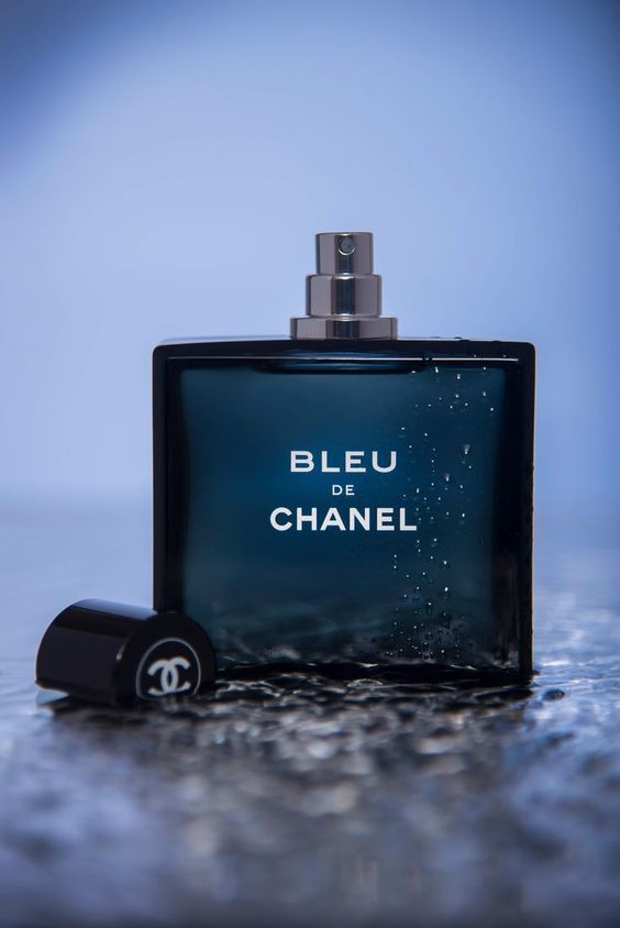 Las 10 mejores FRAGANCIAS para regalar a un HOMBRE
 
(Como las fiestas consisten en compartir regalos, toda mujer debería leer esto)

1. Bleu de Chanel, el eterno