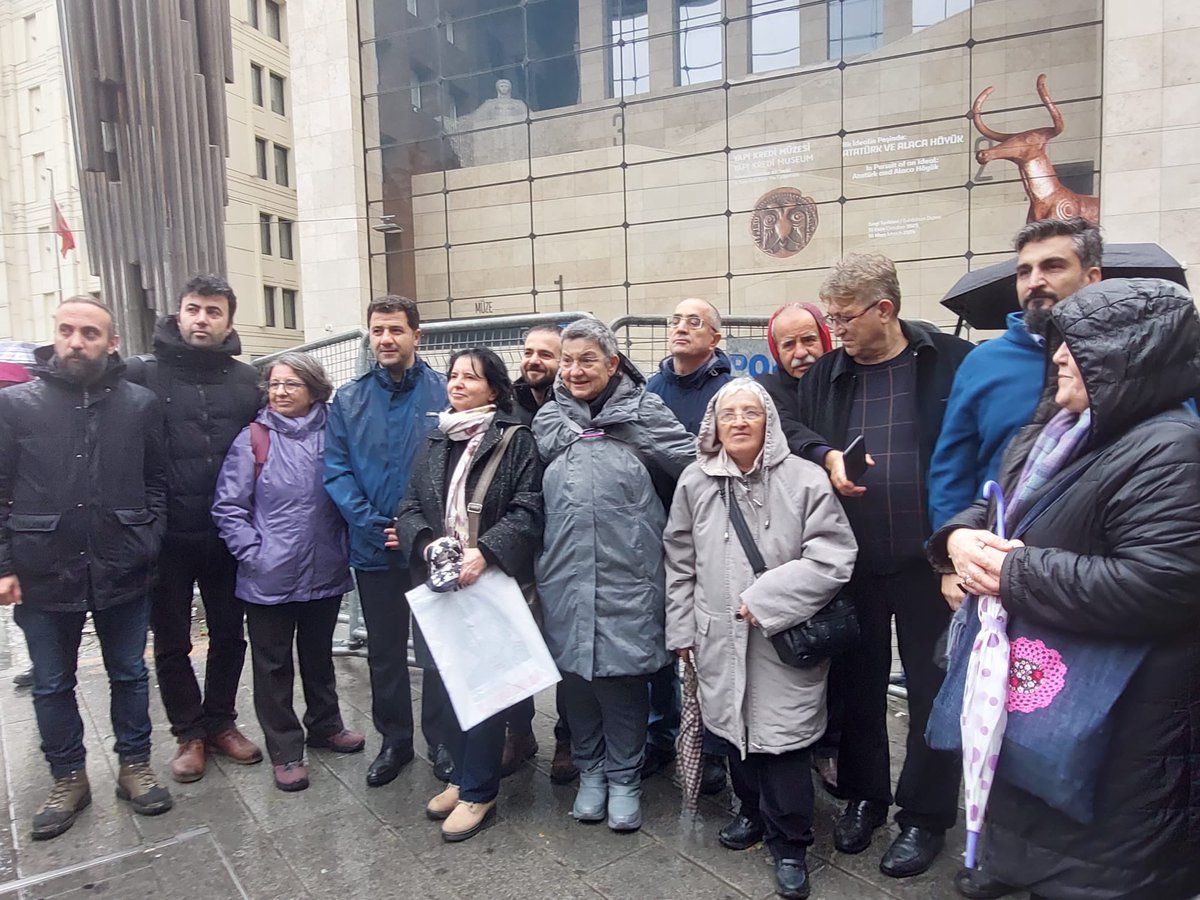 Odamız İnsan Hakları kolundan Dr.Hüseyin Yaviç ,TTB Merkez Konseyi Başkanı Şebnem Korur Fincancı ve TTB İnsan Hakları kolu üyeleriyle birlikte Cumartesi Annelerinin Galatasaray meydanındaki açıklamasına katılım sağladılar.