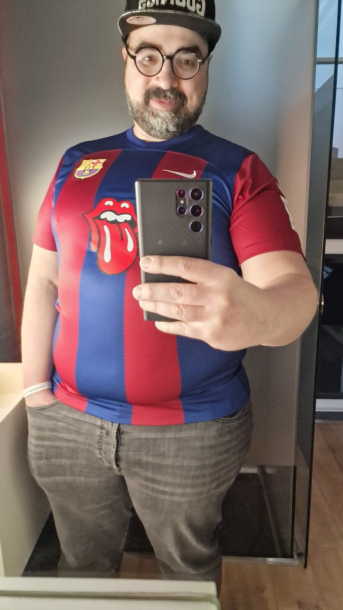 maadraassoo's tweet photo. Y justo un mes después, me probé mi primera Camiseta Blaugrana ... SATISFACTION! 😜😋💖👅👅 GRACIAS A TOD@S! GRÀCIES A TOTHOM! THANK U ALL! #Satisfaction #SEMPREFCB #tenimunnomqueelsaptothom #cuumpleeaañaas50o #cuumpleeaañaassoo50 #cuumpleeaañaassoo2023 #tshirts #fcbarcelona https://t.co/3cgrJ8v5dW