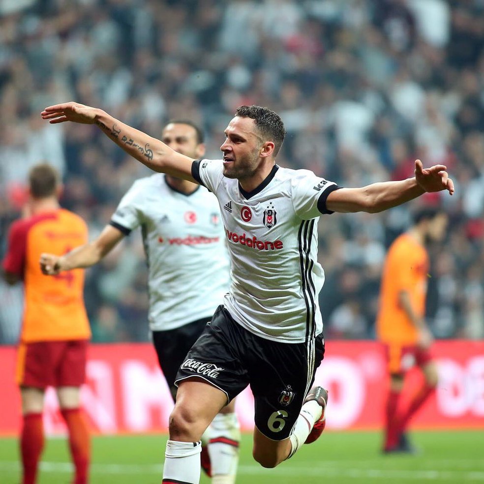 OlayBesiktas's tweet image. Dusko Tosic: "Beşiktaş'ta bazı oyuncular nerede oynadıklarının farkında değil. Bu oyuncuların kalite ve mentalite olarak Beşiktaş'ın futbolcusu olduğunu düşünmüyorum."

(TRT Spor)