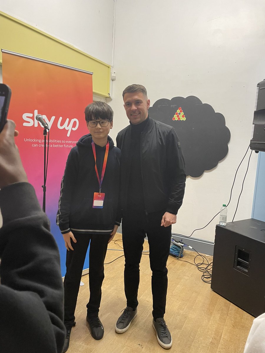 Our Y8 pupils were absolutely buzzing to meet @aaronramsey at Eastmoors @YouthCardiff #SkyUp Digital Hub opening yesterday 🤩 @willowshigh