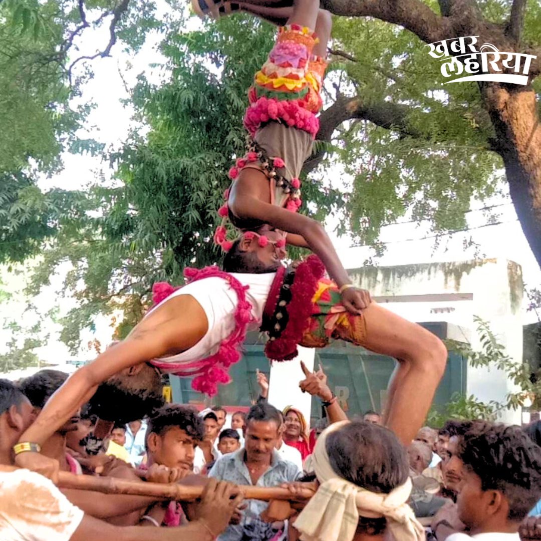 Can you guess the name of this vibrant and popular dance form from Bundelkhand? Leave your guesses in the comments! #humansofbundelkhand #dance #tradition #rural #repoerting #village #bundelkhand