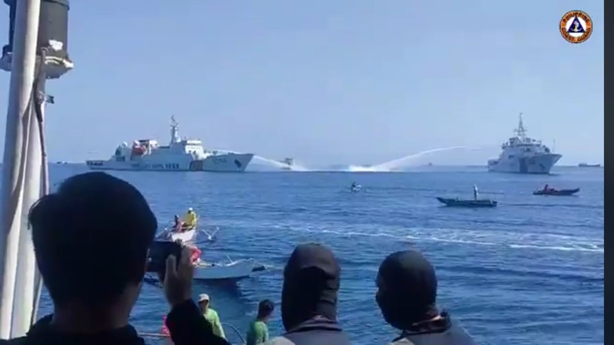 JulianRoepcke's tweet photo. 1000 Kilometer von der eigenen Küste entfernt, inmitten der philippinischen Ausschließlichen Wirtschaftszone, greifen chinesische Kriegsschiffe philippinische Fischer und Marinekräfte an. Die Bundesregierung ignoriert derweil weiter Chinas imperialistische, expansive Politik. https://t.co/mBDzEuQCkg