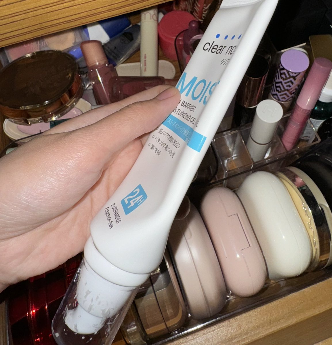 ฟังนะ moist ของ clear nose มันไม่ใช่แค่การตลาดแล้วอะ ของมันดีด้วยตัวมันเองจริงๆ แบบ *จริง-จริง* เชื่อเถอะ ลองสักหลอดสักซองก็ได้ ยกให้เป็น comfort zone ไปแล้วอะ ไม่กล้าเปลี่ยนไปใช้อะไรที่มันหวือหวา เป็นสกินแคร์ที่เรียบง่าย ให้ความชุ่มชื้นตลอดวัน *ไม่รบกวนเมคอัพ* ซึมไว